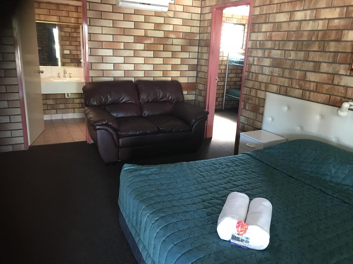 Miles Outback Motel מראה חיצוני תמונה