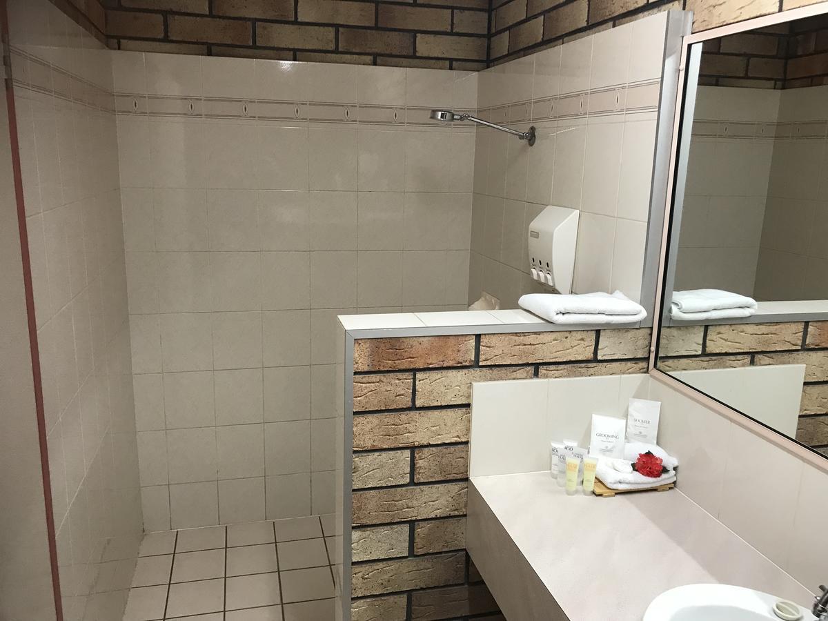 Miles Outback Motel מראה חיצוני תמונה
