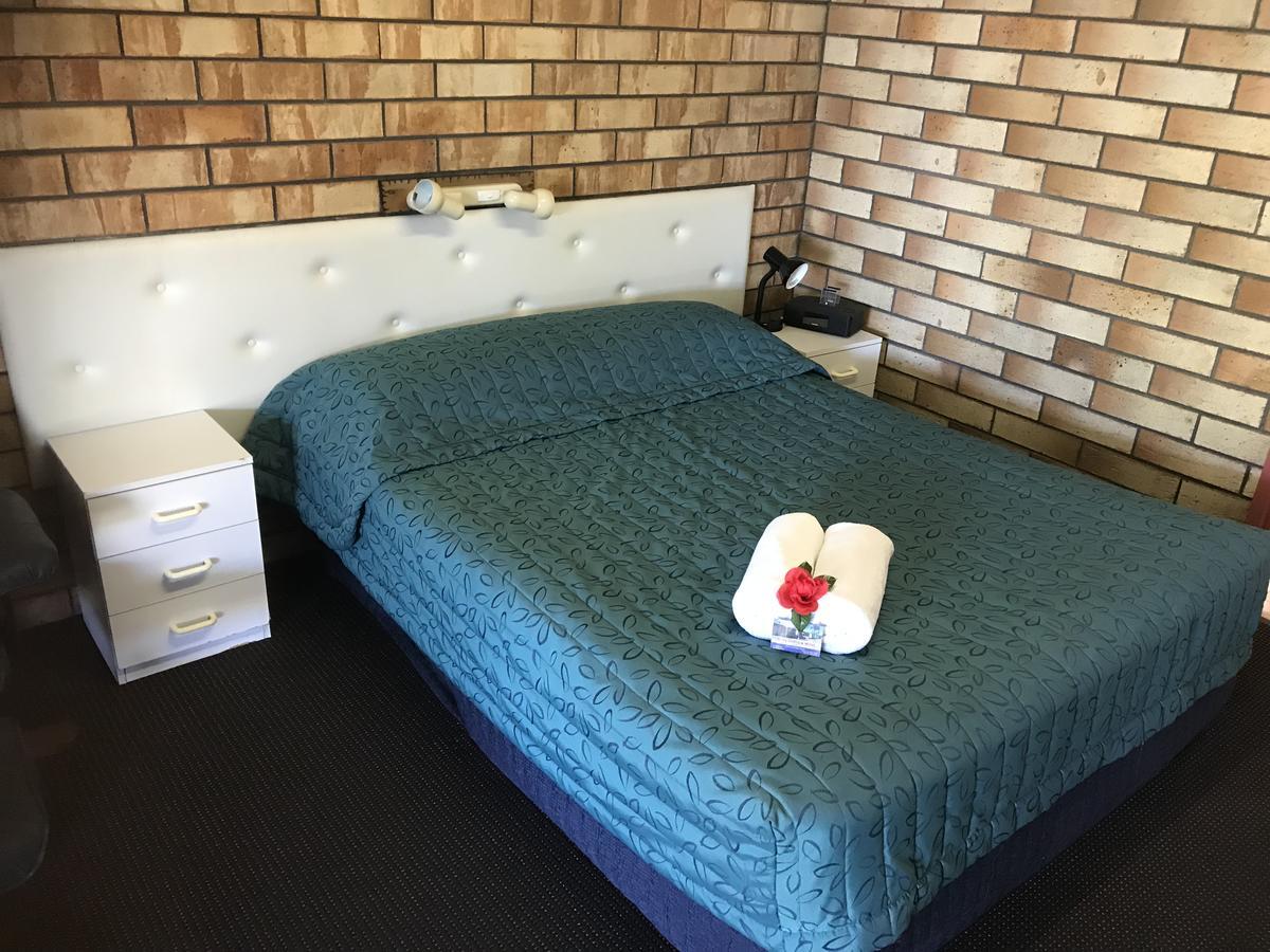 Miles Outback Motel מראה חיצוני תמונה
