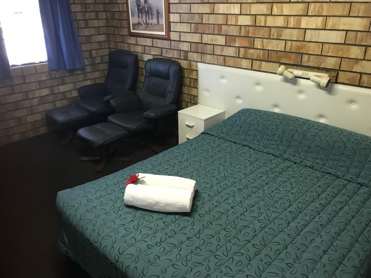 Miles Outback Motel מראה חיצוני תמונה