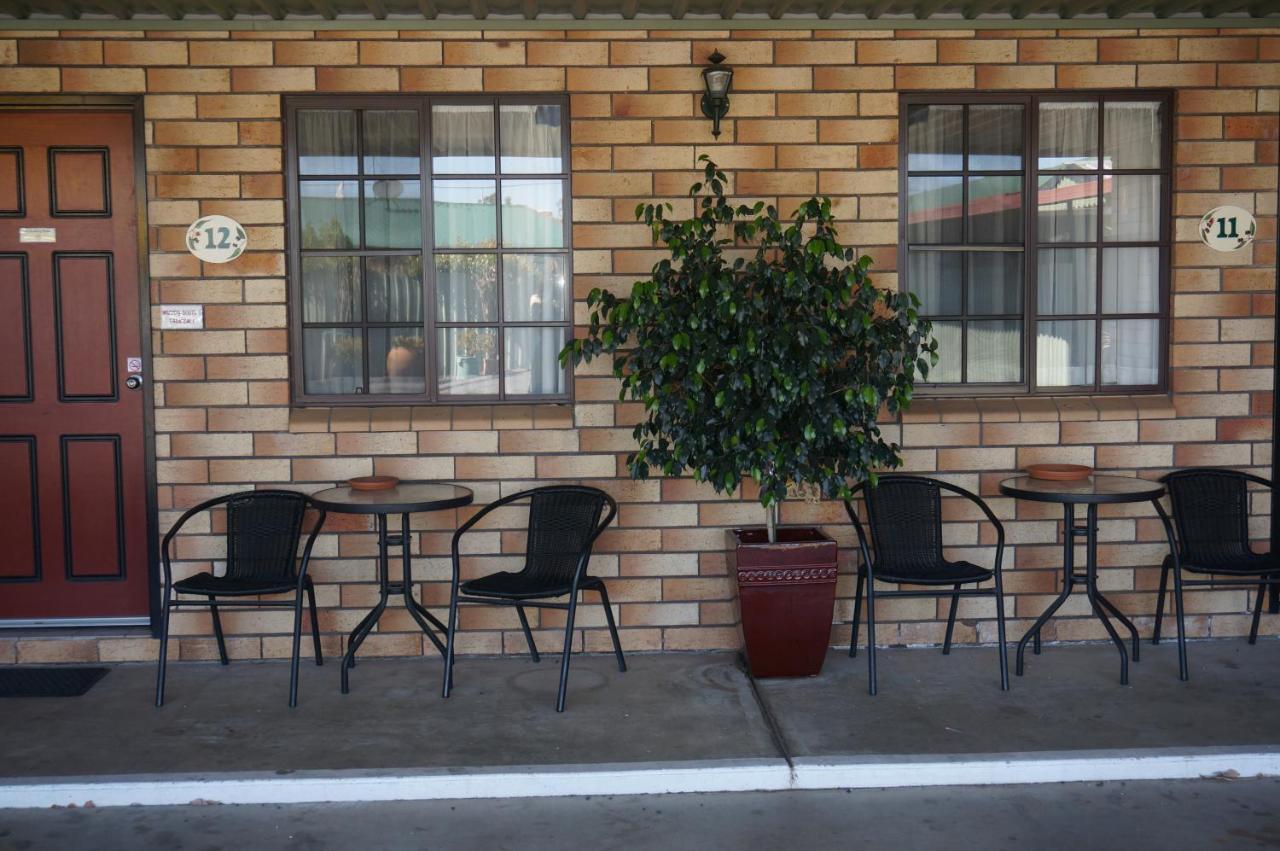 Miles Outback Motel מראה חיצוני תמונה