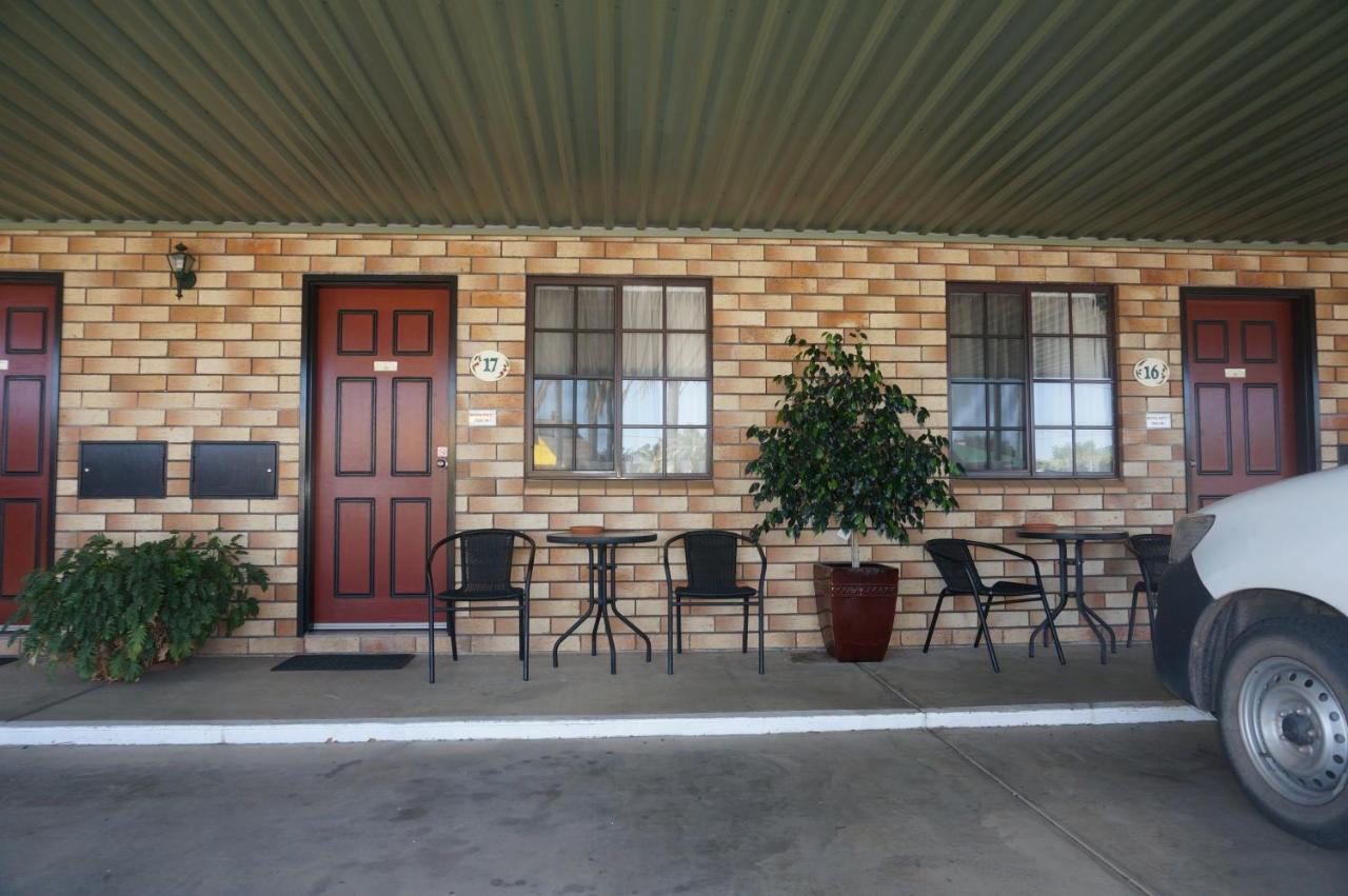 Miles Outback Motel מראה חיצוני תמונה